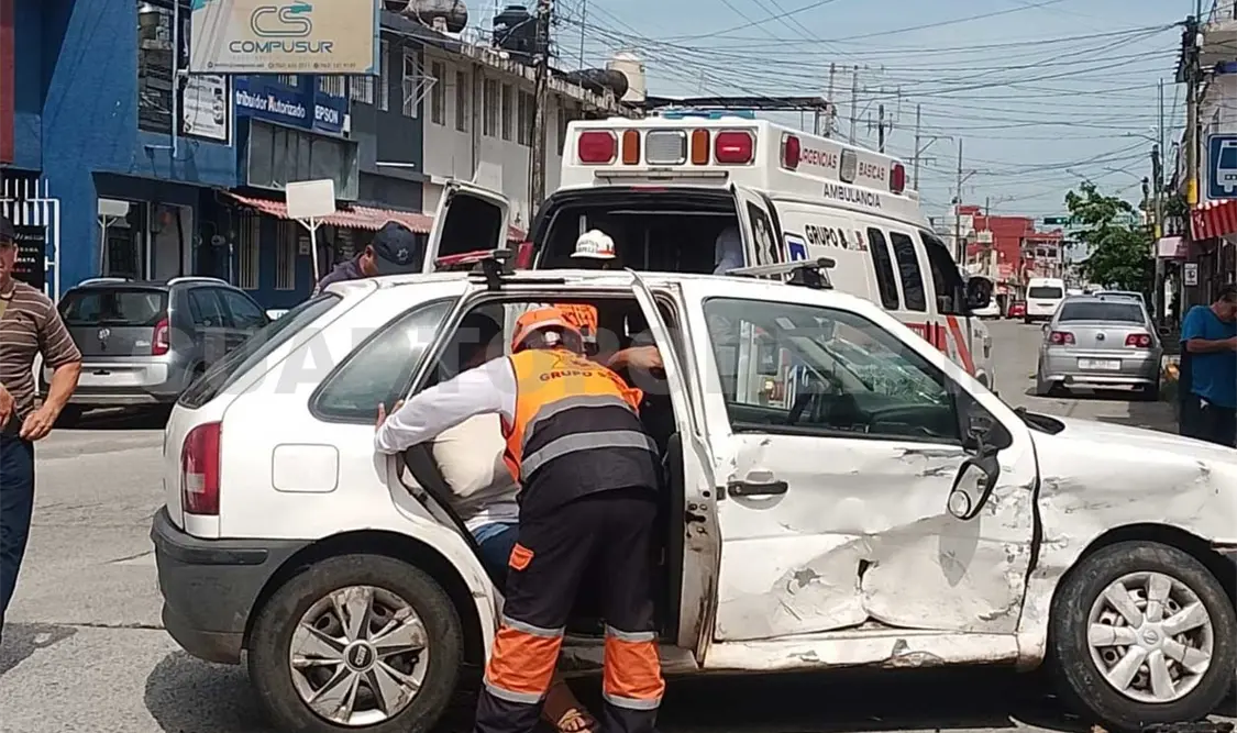 Encontronazo entre dos vehículos particulares