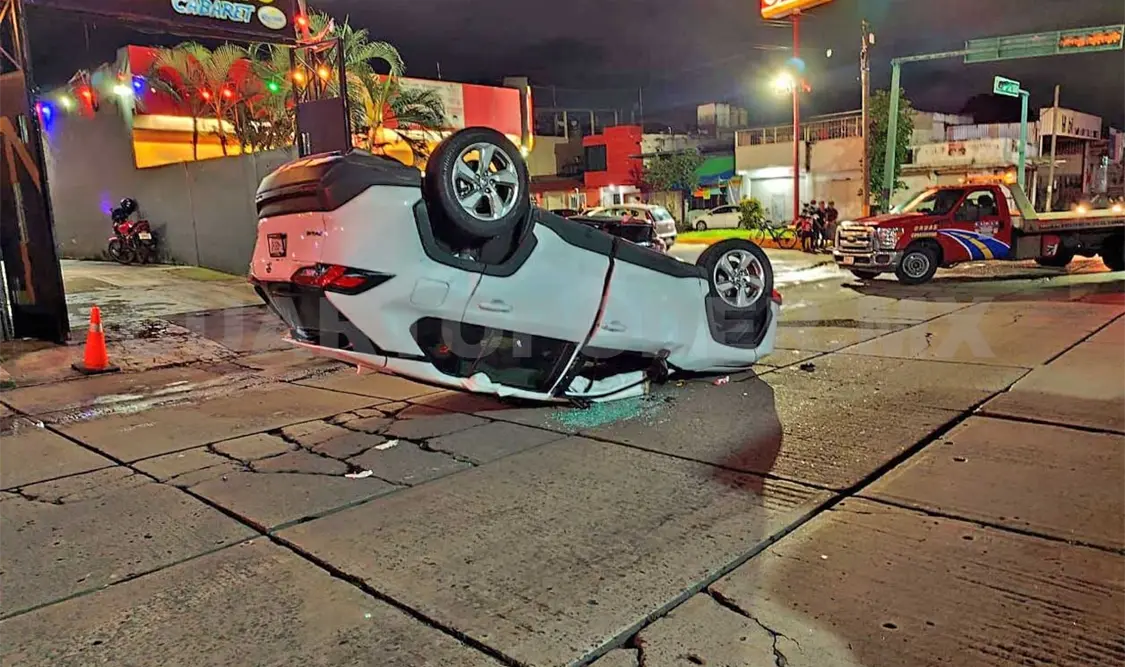 Vuelca SUV tras causar una carambola