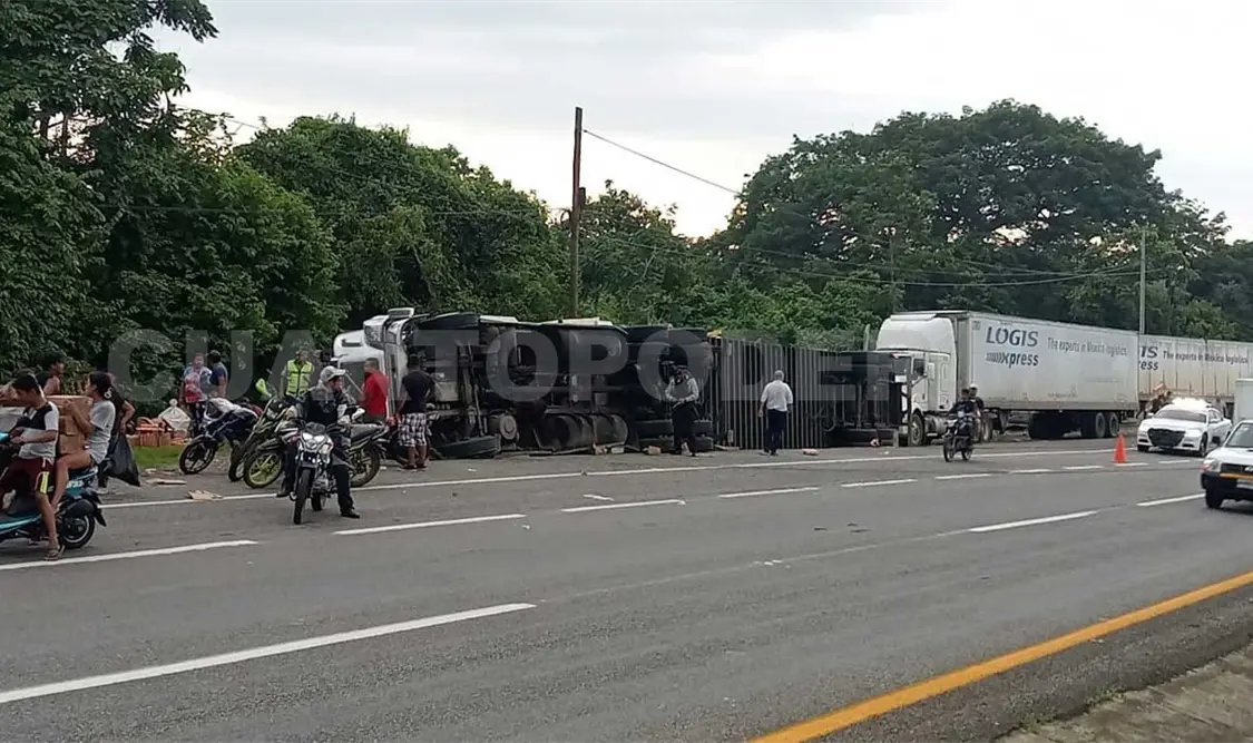 Saquean tráiler volcado en la Curva del Diablo