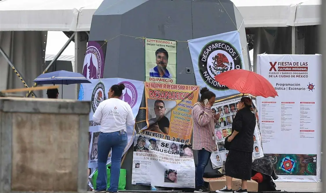 Familias de desaparecidos acampan en el Zócalo