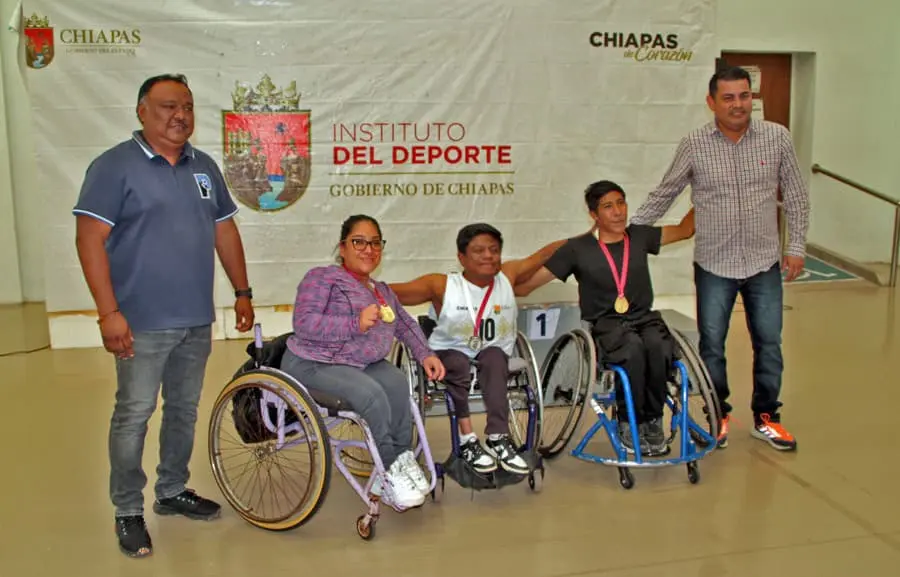 Se llevó a cabo una competencia de 100 metros en silla de ruedas para los atletas con discapacidad. Cortesía