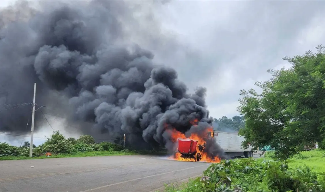 Indígenas queman dos tráileres y una camioneta