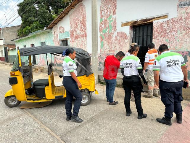 Corte de circulación salda con una persona lesionada Corte de circulación salda con una persona lesionada