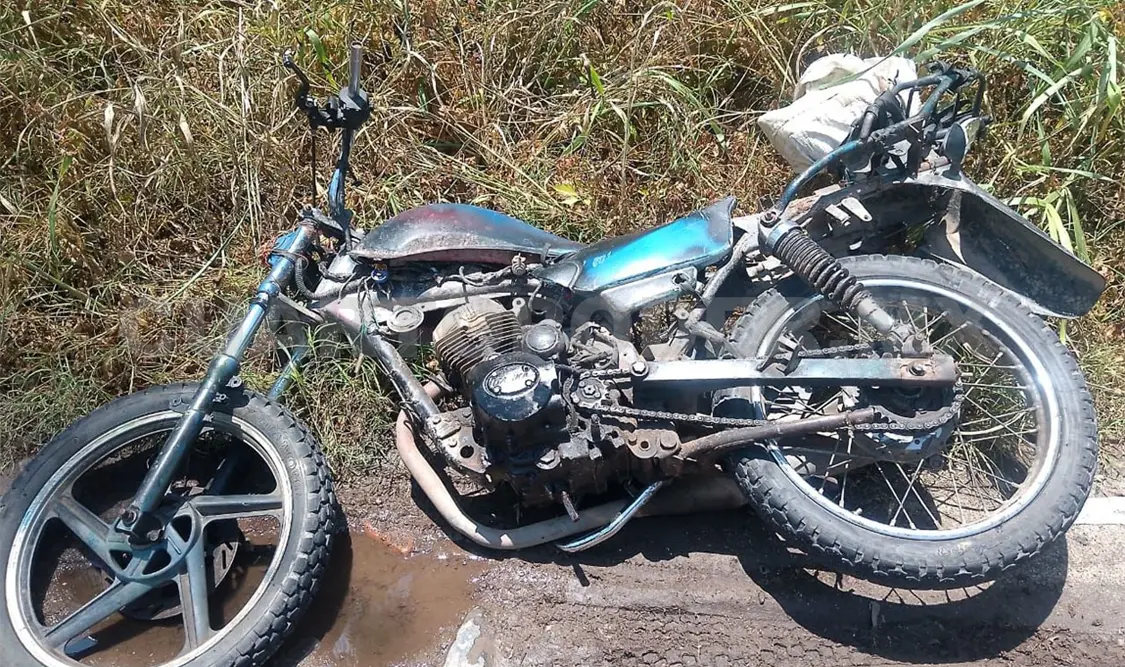 Mujer resulta malherida en un choque de motos