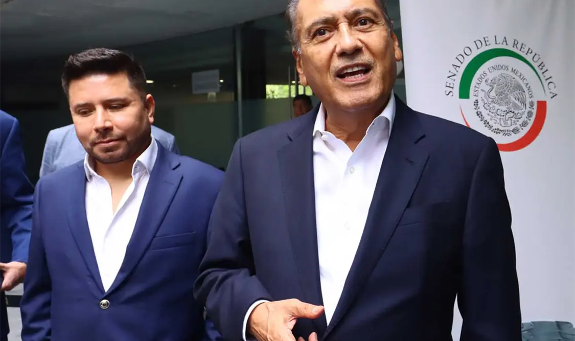 Manlio Fabio Beltrones posó con su nueva credencial de senador. Cortesía