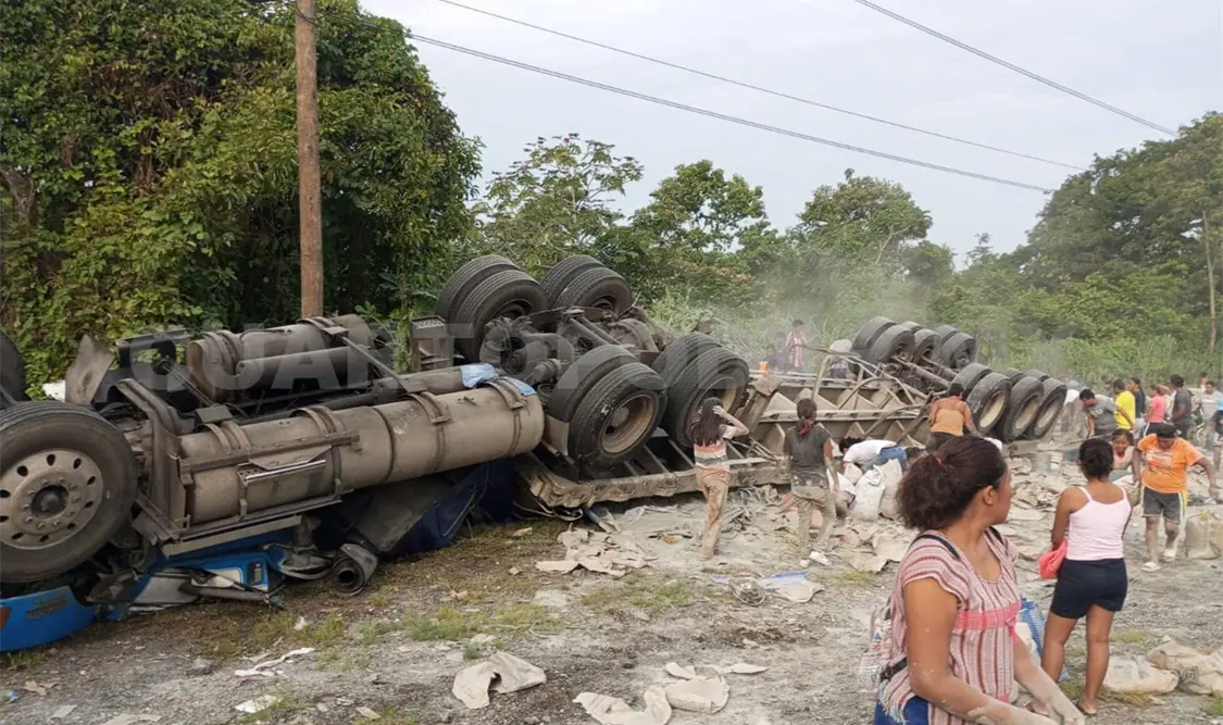 Se llevan cemento en volcadura de tractocamión