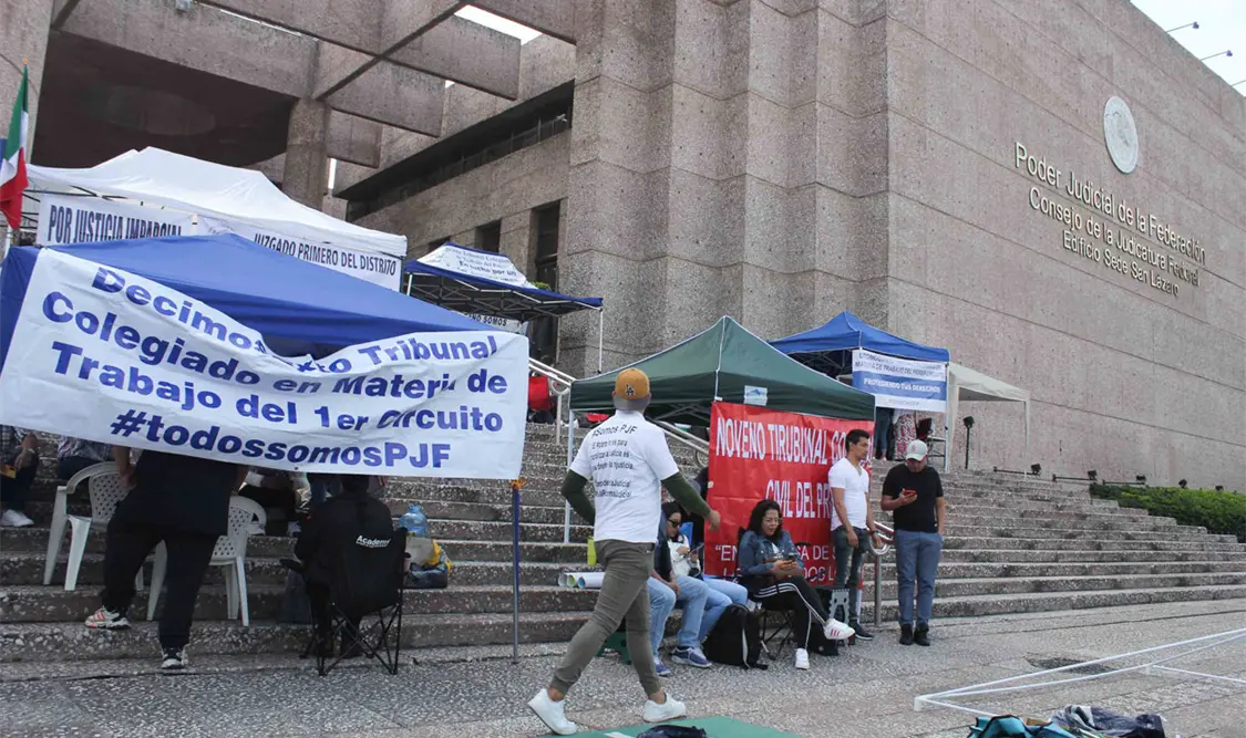Trabajadores protestan adentro de la Corte