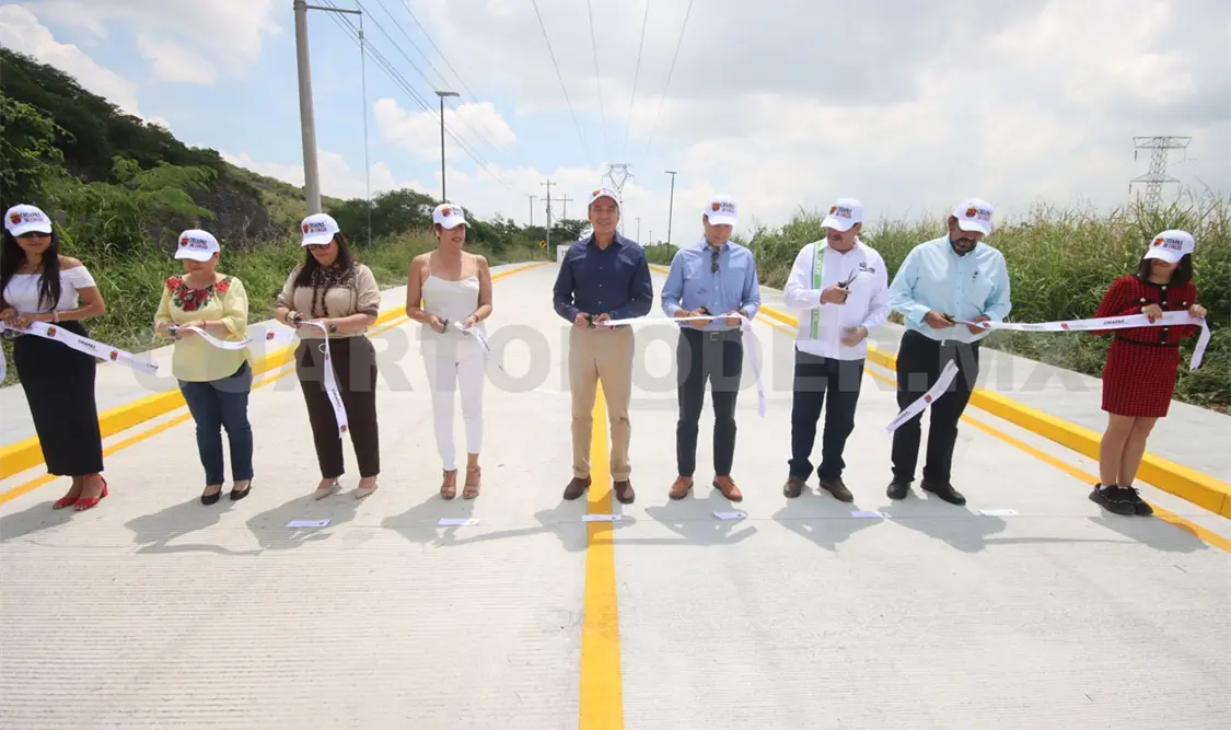 Inaugura REC pavimentación de la calle Ciro Farrera
