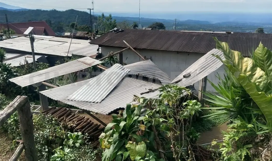 Tormenta con fuertes vientos daña a viviendas