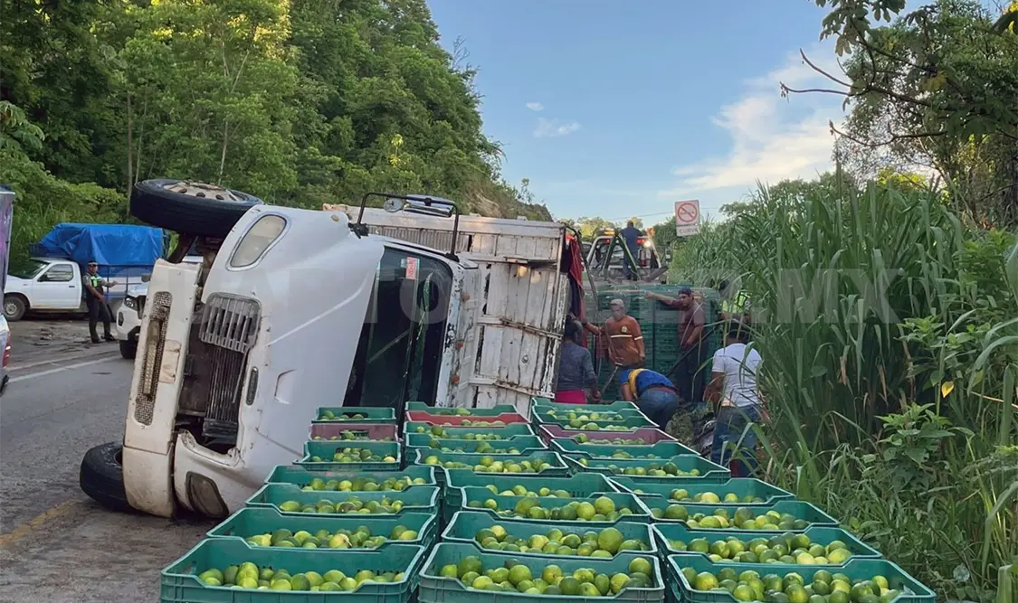 Vuelca camión cargado de limón en el Chimborazo