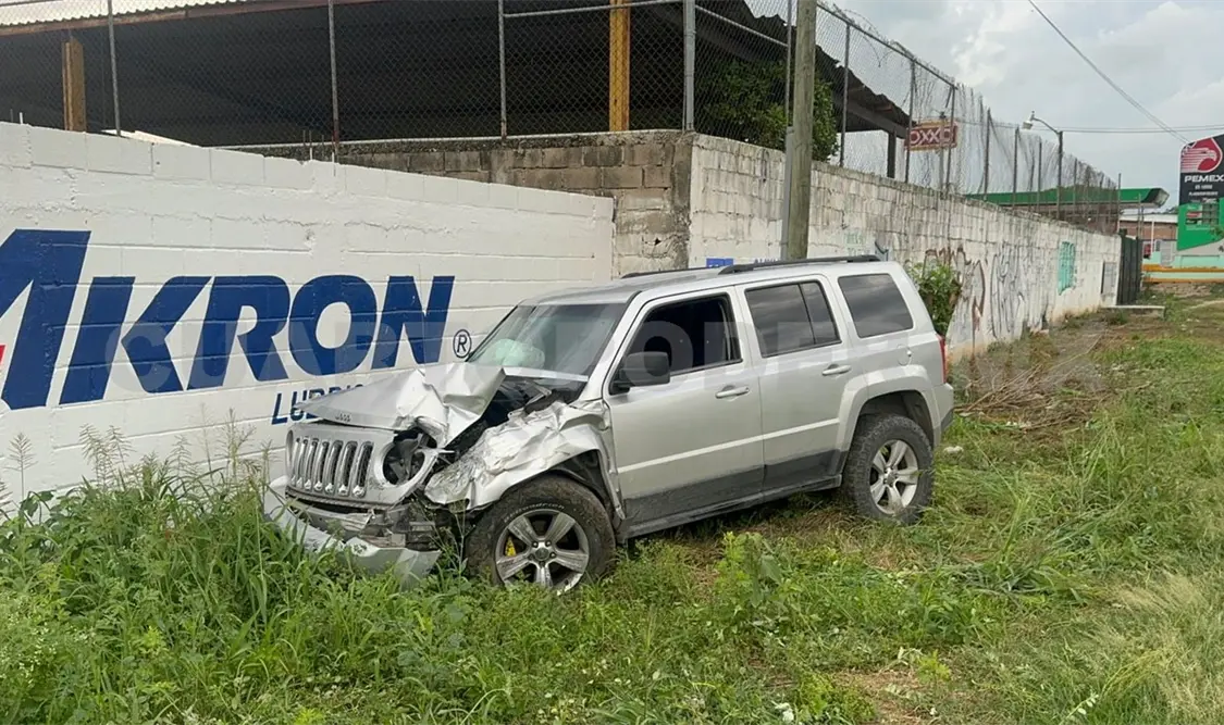 Trata de dar vuelta en “u” y provoca una colisión