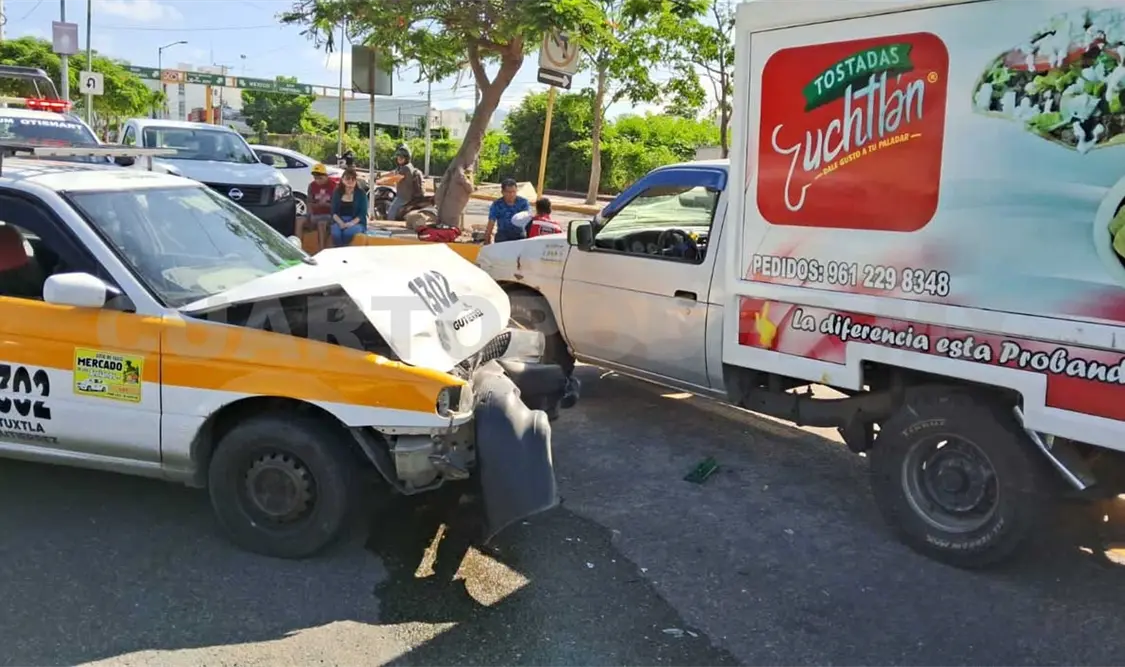 Chocan taxi y unidad de carga en libramiento Norte