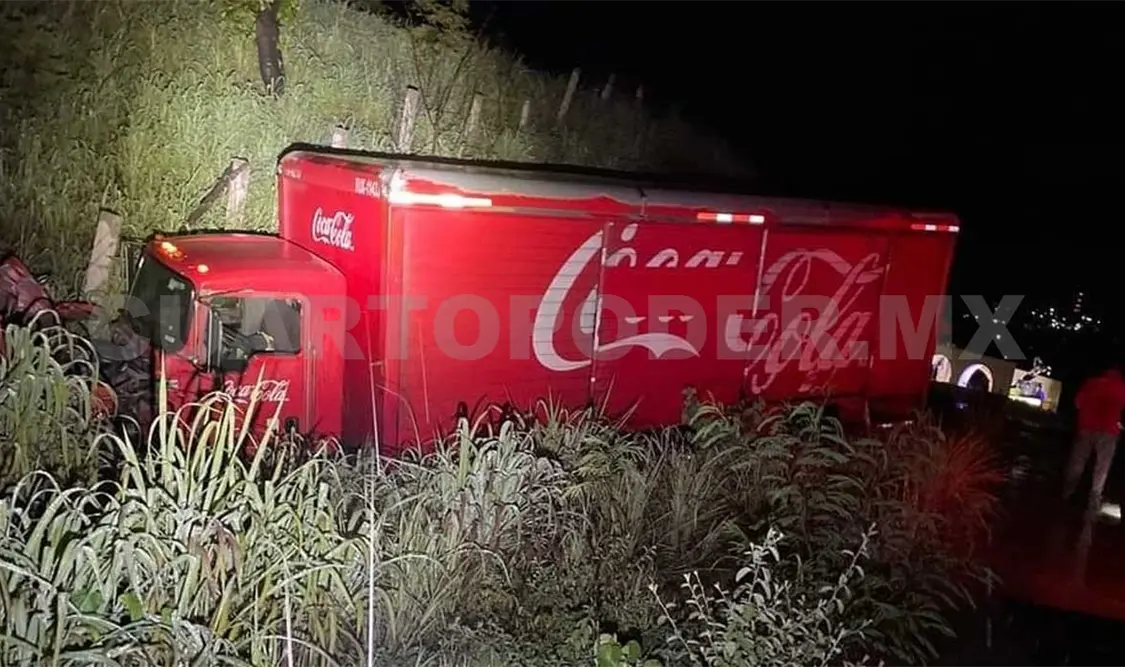 Tráiler de empresa refresquera sale de la carretera