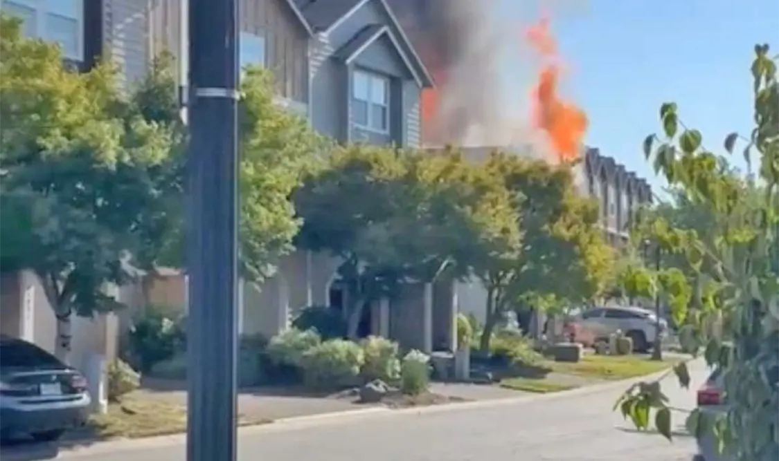 Una avioneta se estrelló contra una casa residencial en Fairview, Oregón, lo que provocó un gran incendio. El Universal