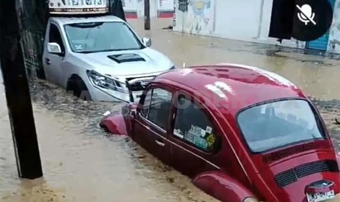 Algunos vehículos quedaron varados en las calles. Manuel Martínez / CP