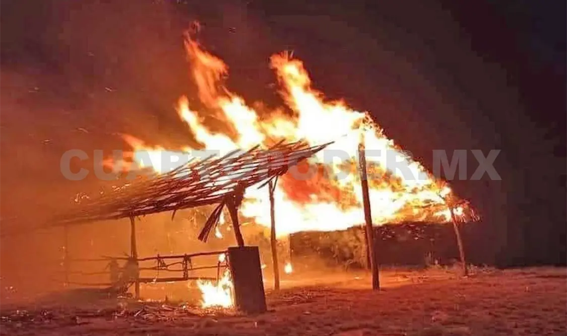 Nada pudo detener a las voraces llamaradas que destruyeron el negocio. Jesús Cruz / CP