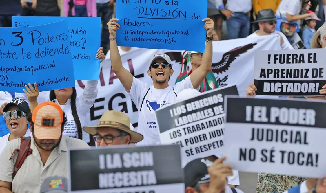 Diputado sobreviviente de Ayotzinapa expone a quienes se manifiestan por reforma al PJ. Cortesía