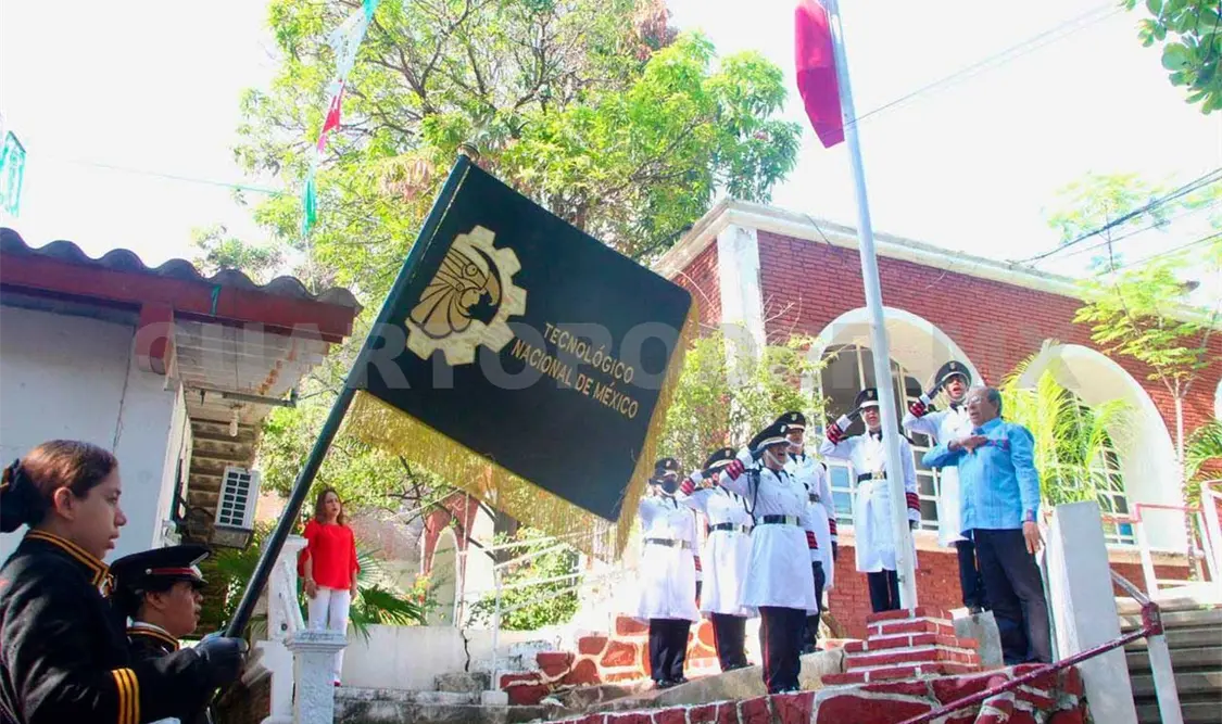 Celebran el inicio de las fiestas patrias con un acto cívico en su explanada central. CP