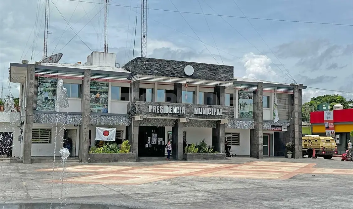 Esperan que en las próximas fechas se adorne el parque central y la presidencia municipal de Jiquipilas. Osman Toledo / CP