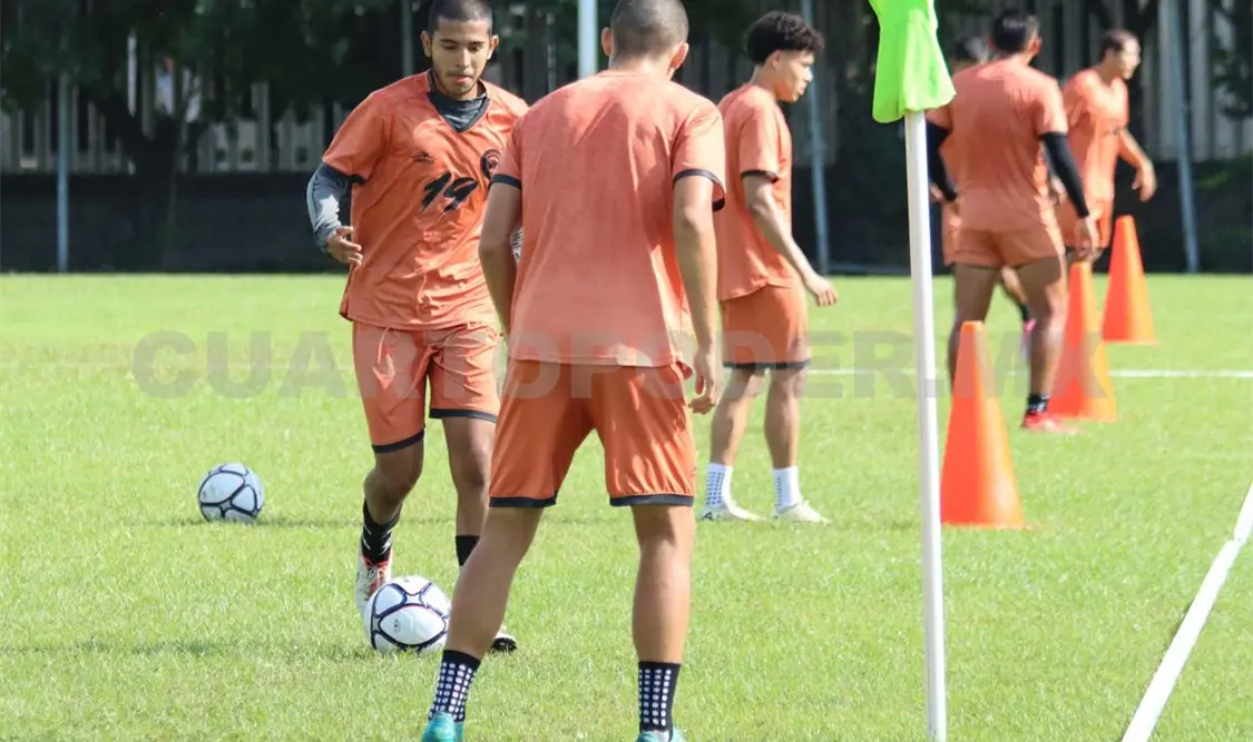 Entrenando fuerte para ganarse un lugar dentro del grupo de jugadores con más minutos. Diego Pérez/CP