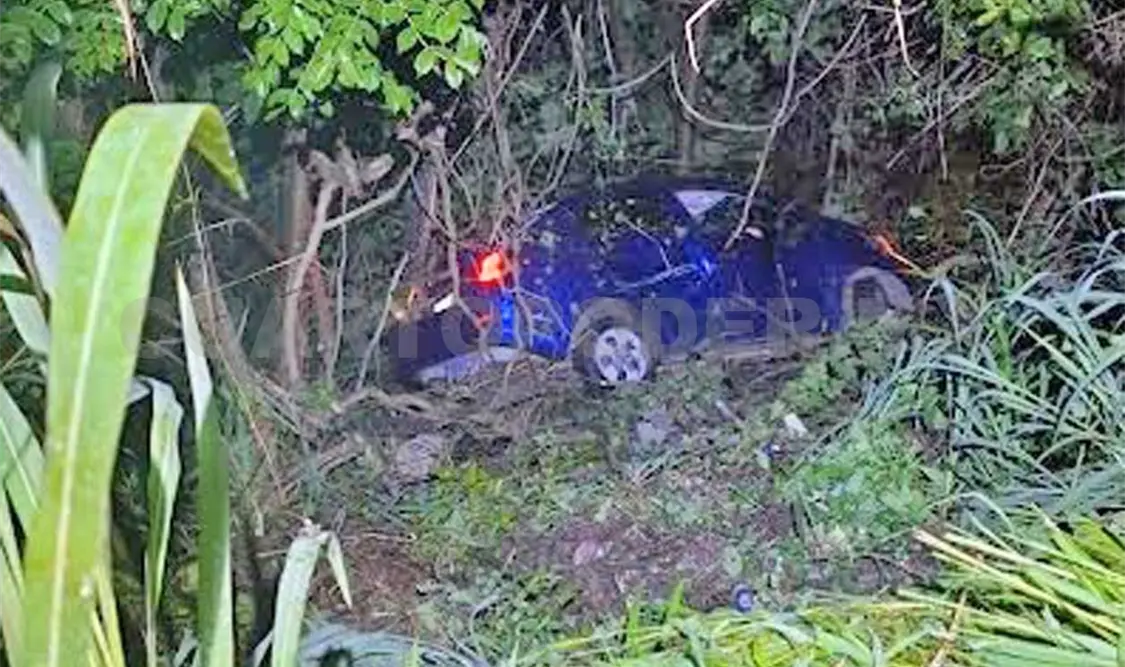 Al fondo del barranco finalizó el viaje de una familia por culpa, al parecer, de otra unidad. Ulises Villalobos / CP