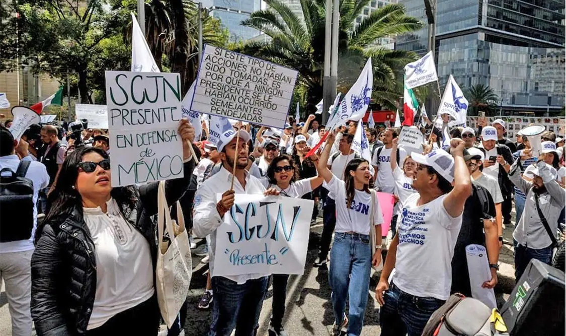 Trabajadores de diversos circuitos del PJF se concentraron esta mañana frente al Senado para manifestarse. El Universal