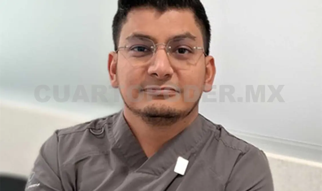 El cirujano plástico, Carlos Echeverría Rosales, adscrito al HGZ No. 1. CP