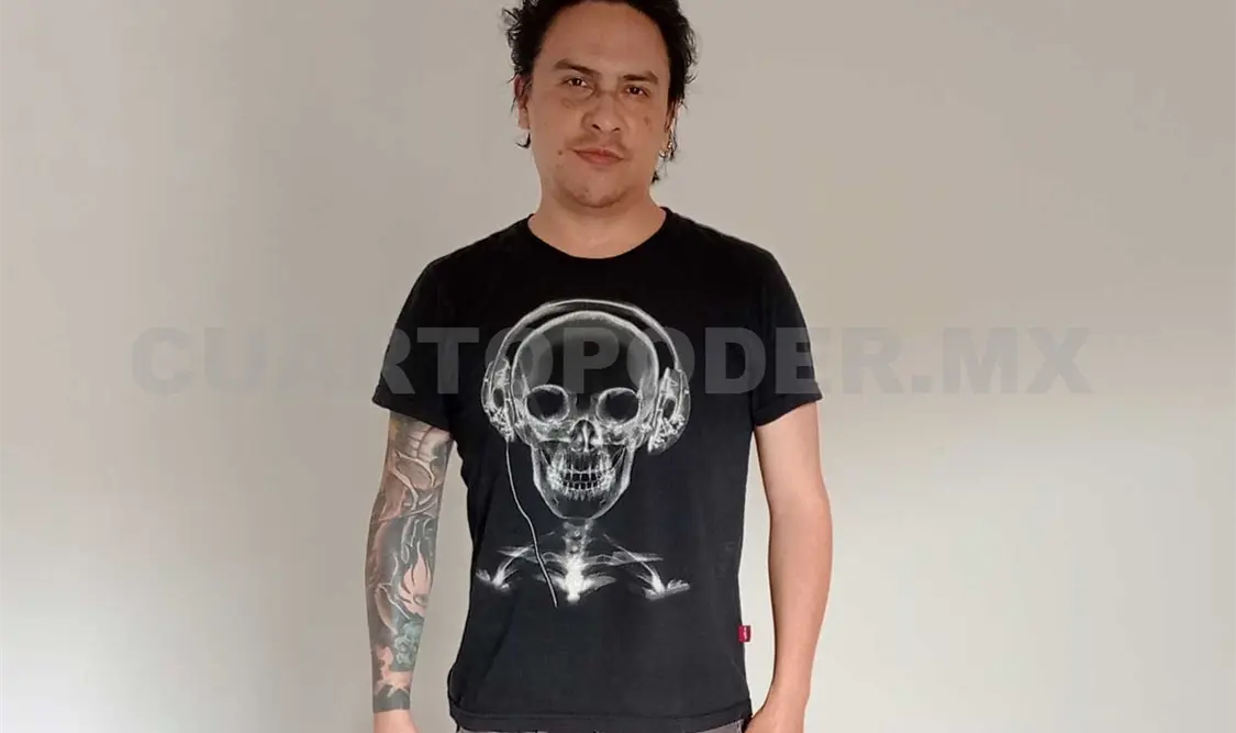 El artista Omar Árcega invita a ver su exposición. Darwin Mendoza