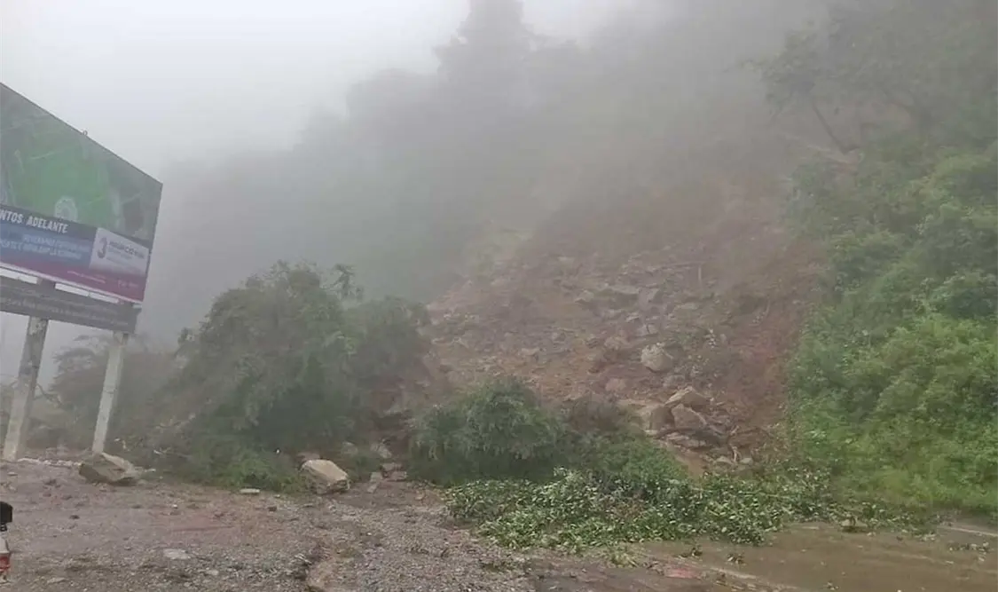 La carretera principal de la región quedó bloqueada por rocas y lodo. Cortesía