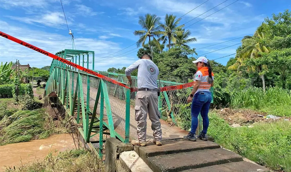 Torrentes de agua generaron que las familias se evacuaran. Cortesía