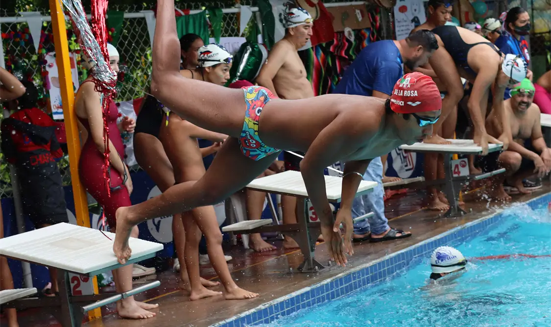 Bajo la premisa de que hacer deporte es hacer patria, saltaron a la alberca. Carlos López/CP