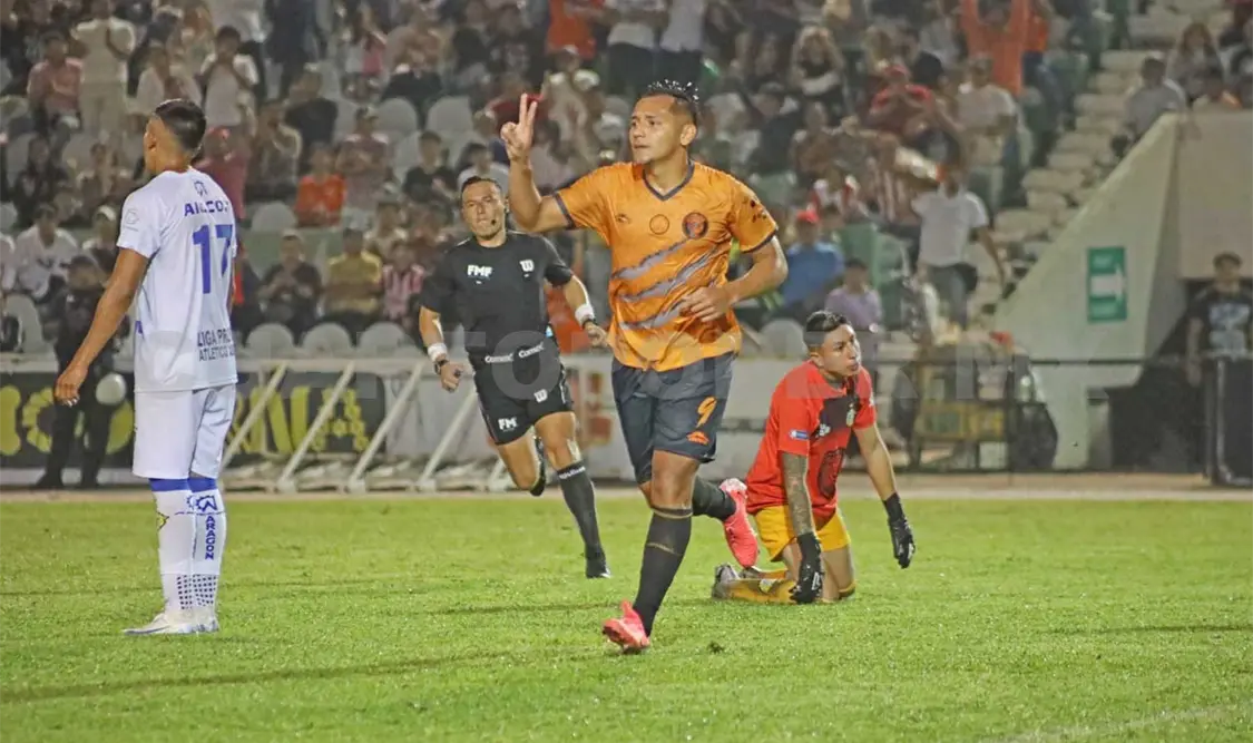 Buena entrada en el Estadio Zoque Víctor Manuel Reyna para este primer encuentro. Carlos López/CP