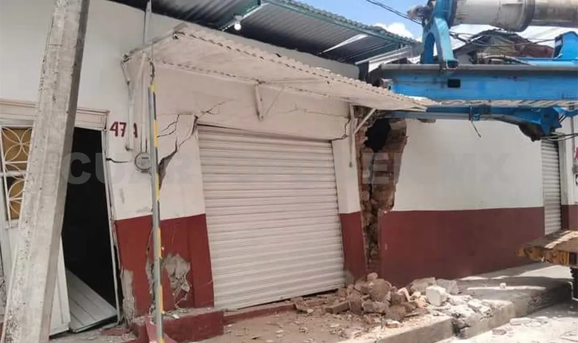El Freightliner realizó una mala maniobra y se estampó en la vivienda. Víctor Sánchez / CP