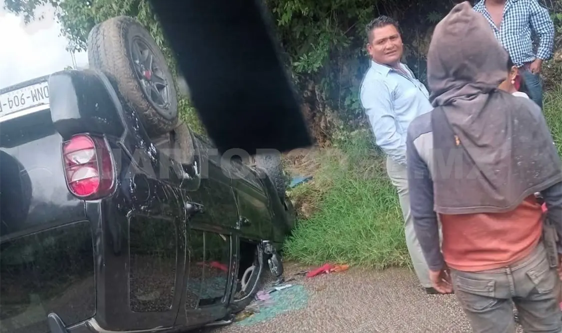 La camioneta salió del camino en una curva y volcó. Manuel Martínez / CP