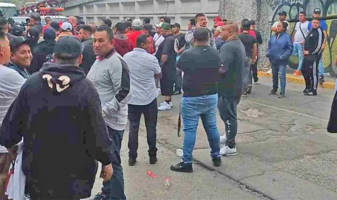 Los transportistas denunciaron una serie de actos de extorsión, quema de unidades y abusos policiales. El Universal