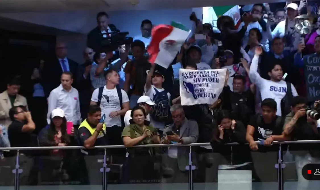 Manifestantes ingresan al Senado e irrumpen sesión; decretan receso indefinido