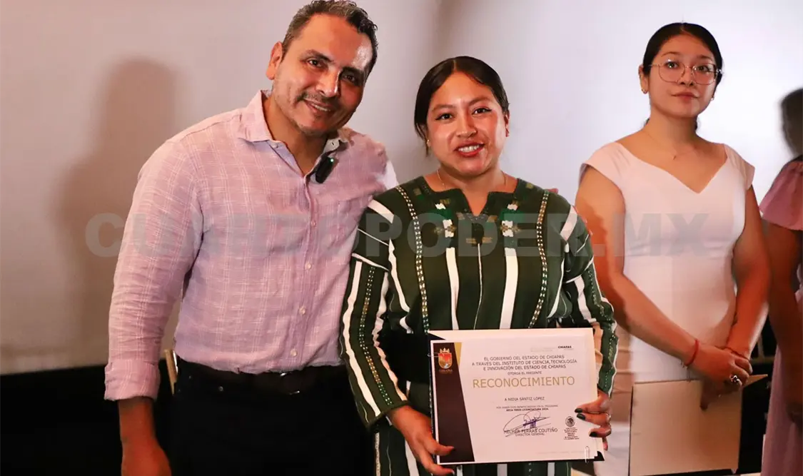 Entregan apoyos de becas y tesis