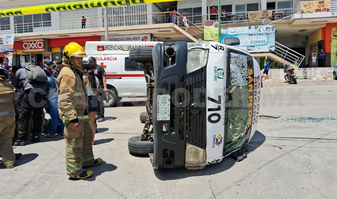 Colectivo vuelca al colisionar con particular