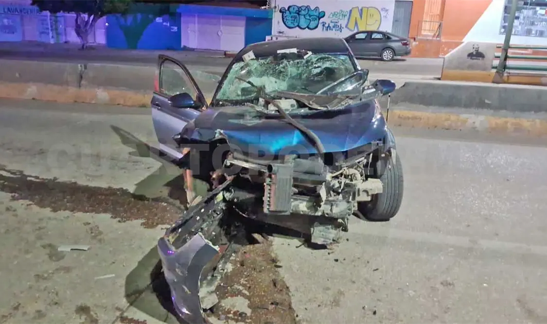 Se estrella automovilista contra muro de contención