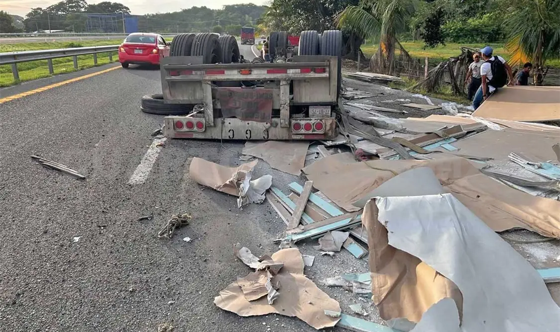 Rapiñan tráiler que transportaba tablaroca