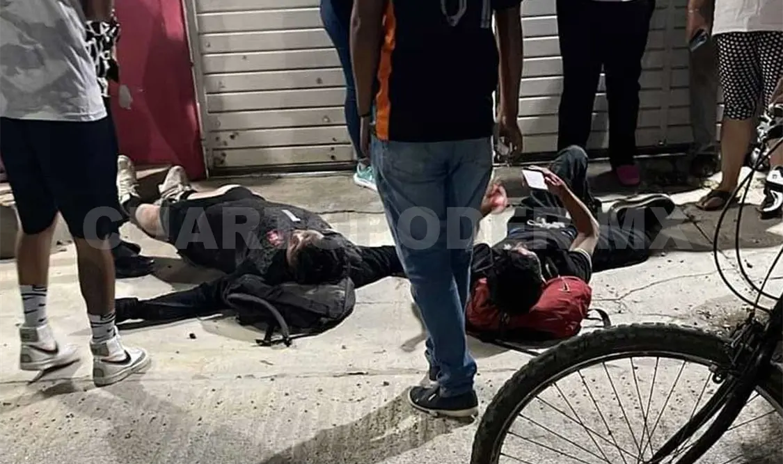 Los pasajeros de la Italika DT150 salieron proyectados contra el pavimento y tuvieron que ser hospitalizados. Cortesía