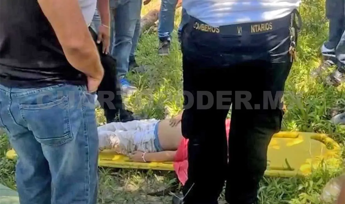 El grupo de gente subió a una balsa de llantas de tractor, pero la corriente hizo que volcaran. Víctor Sánchez / CP