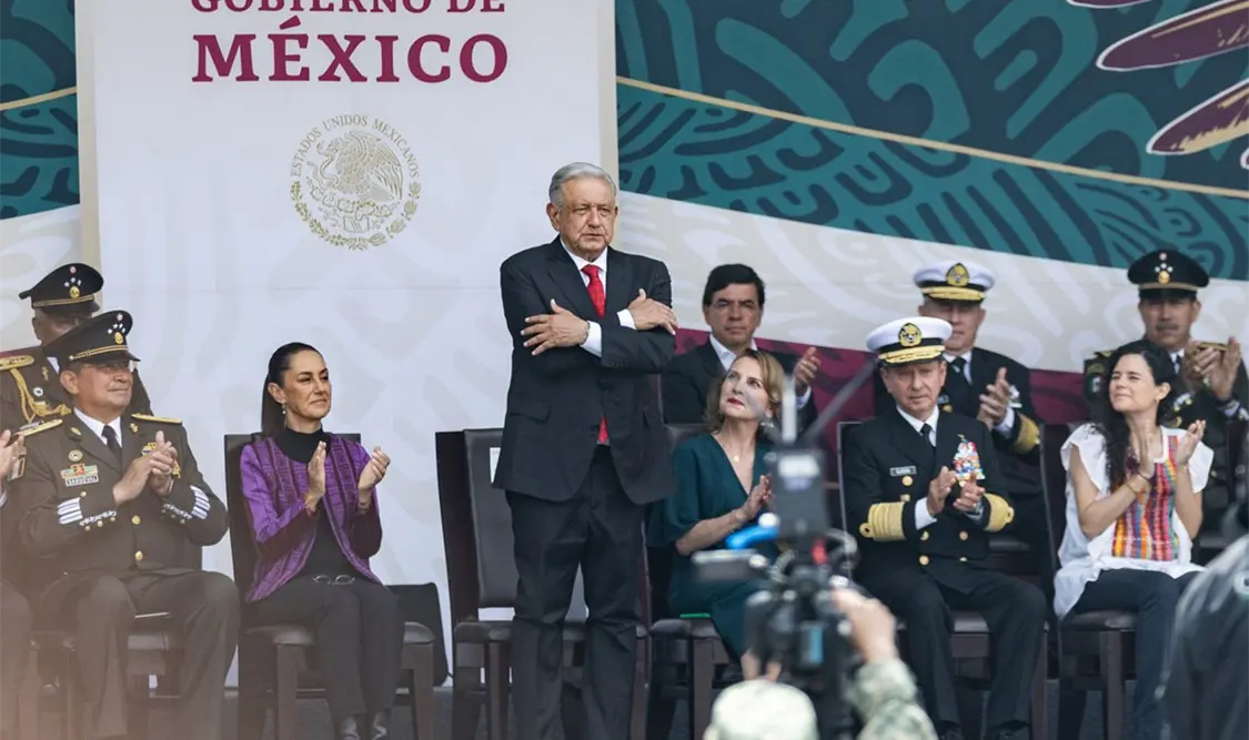 Disfruta presidente AMLO su último desfile militar