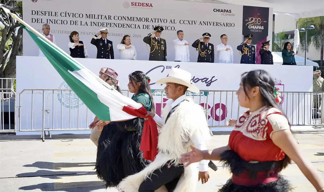 Presencia Rutilio Escandón el Desfile Cívico-Militar por el 214 Aniversario del Inicio de la Independencia de México