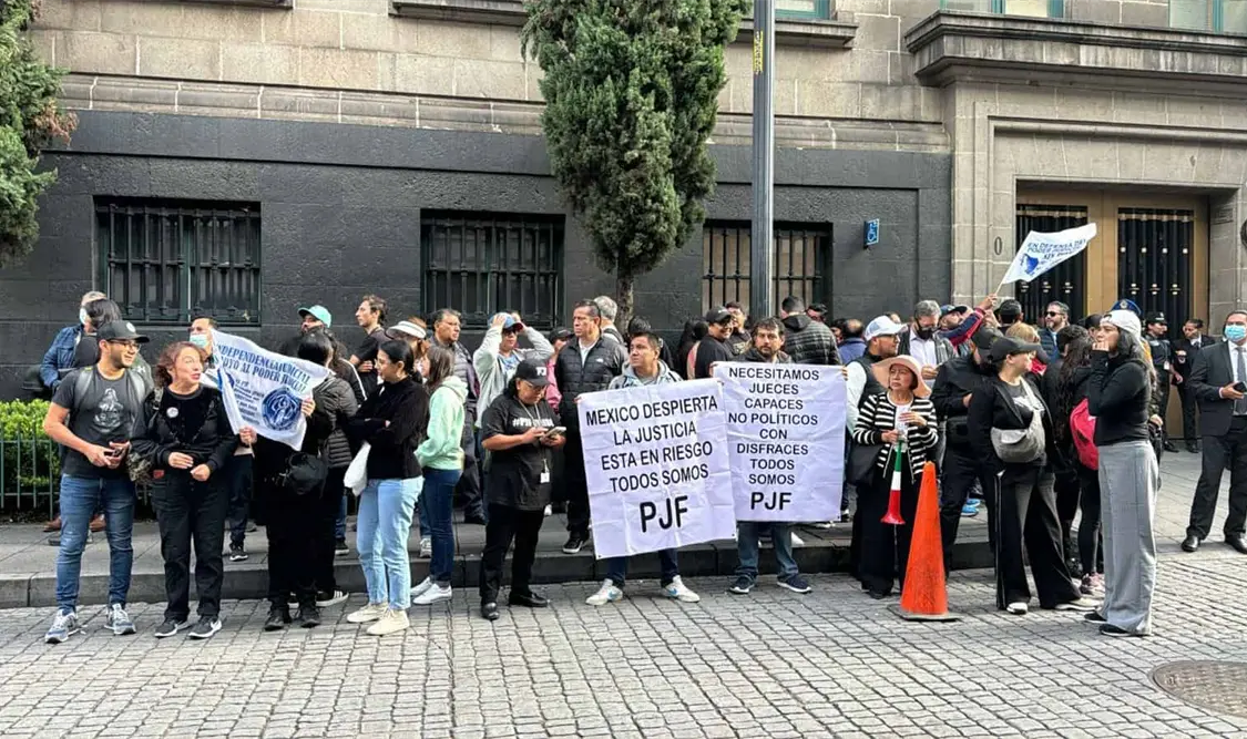 Trabajadores del PJF llegaron llegaron a las inmediaciones de la SCJN para mostrar su apoyo a sus compañeros que laboran en el recinto. El Universal