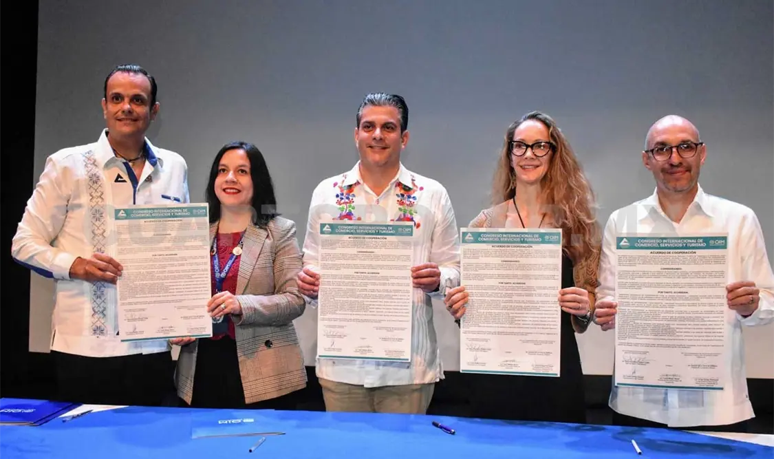 Aspecto del momento de la firma del convenio en favor de migrantes. Víctor Sánchez/CP