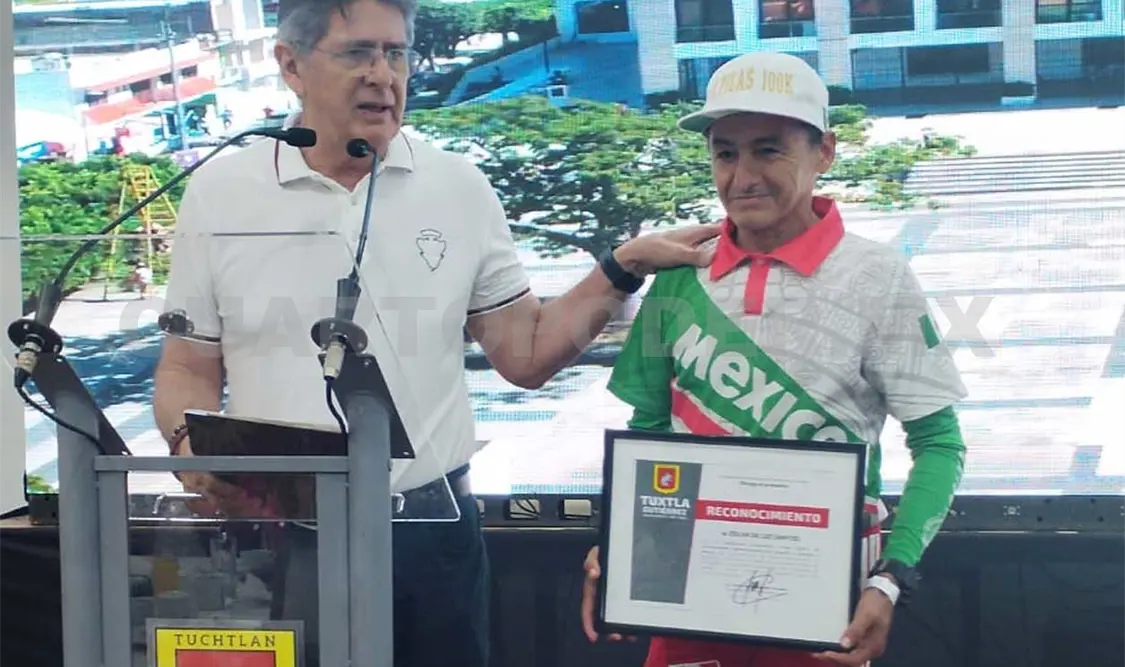 El alcalde capitalino entregó un reconocimiento especial al corredor Óscar de los Santos. Cortesía