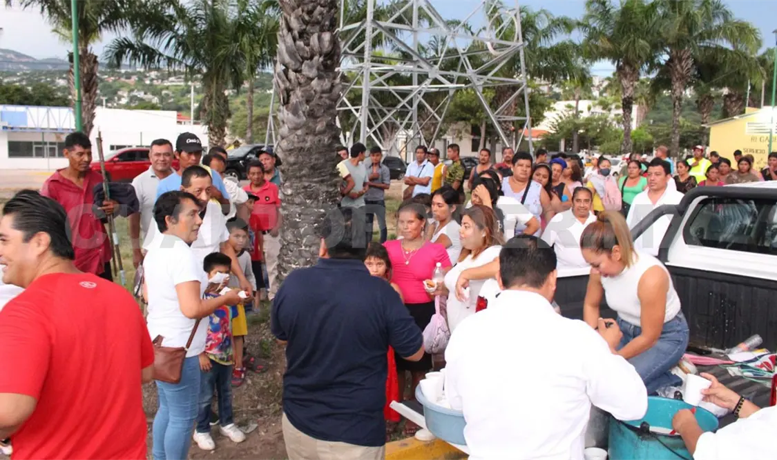 Entregan alimentos a familiares de pacientes
