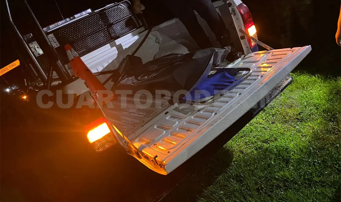 Corriente de lluvia arrastra vehículo; un niño muere