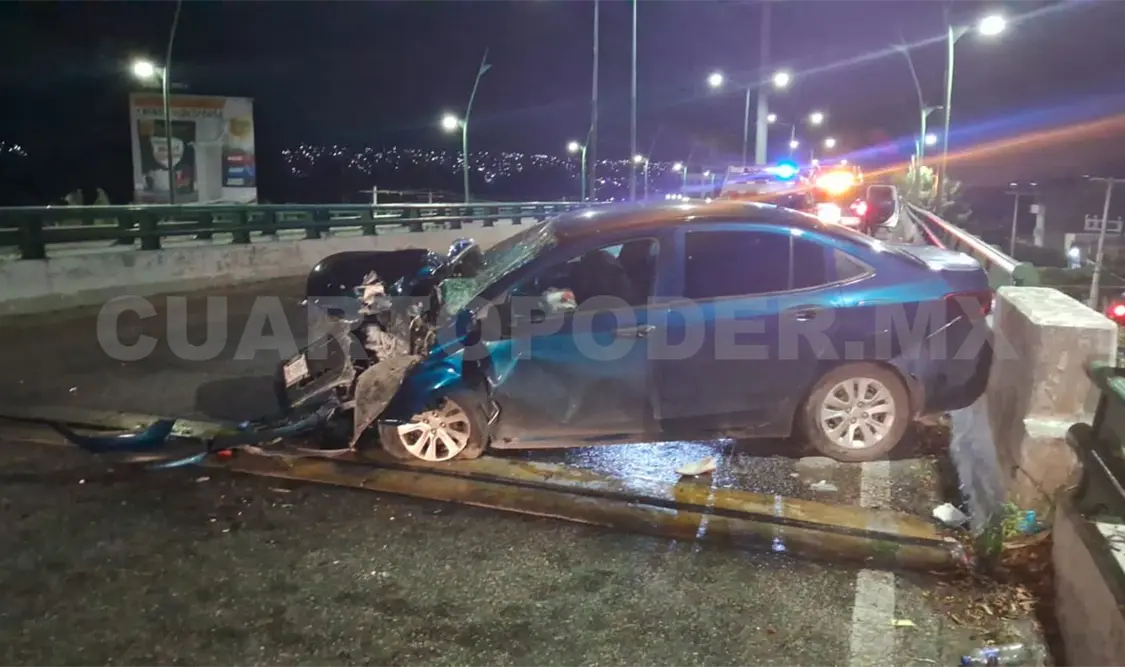 Automovilista se estrella contra muro de contención